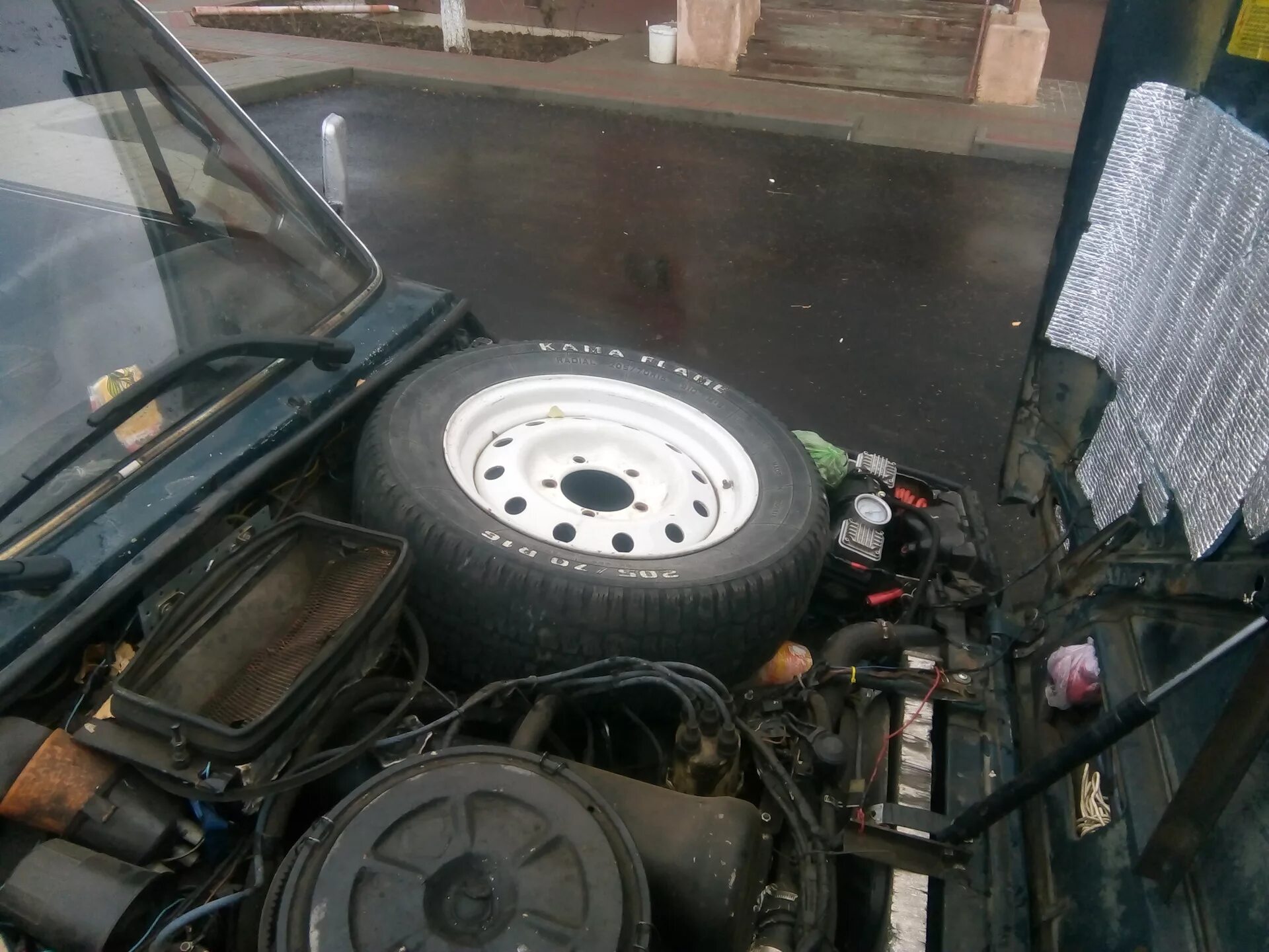 Резинка под капот нива 21214. Нива урбан запасное колесо. Нива 2131 уплотнитель капота. Ваз 2121 нива запаска. Нива 2124 запаска.