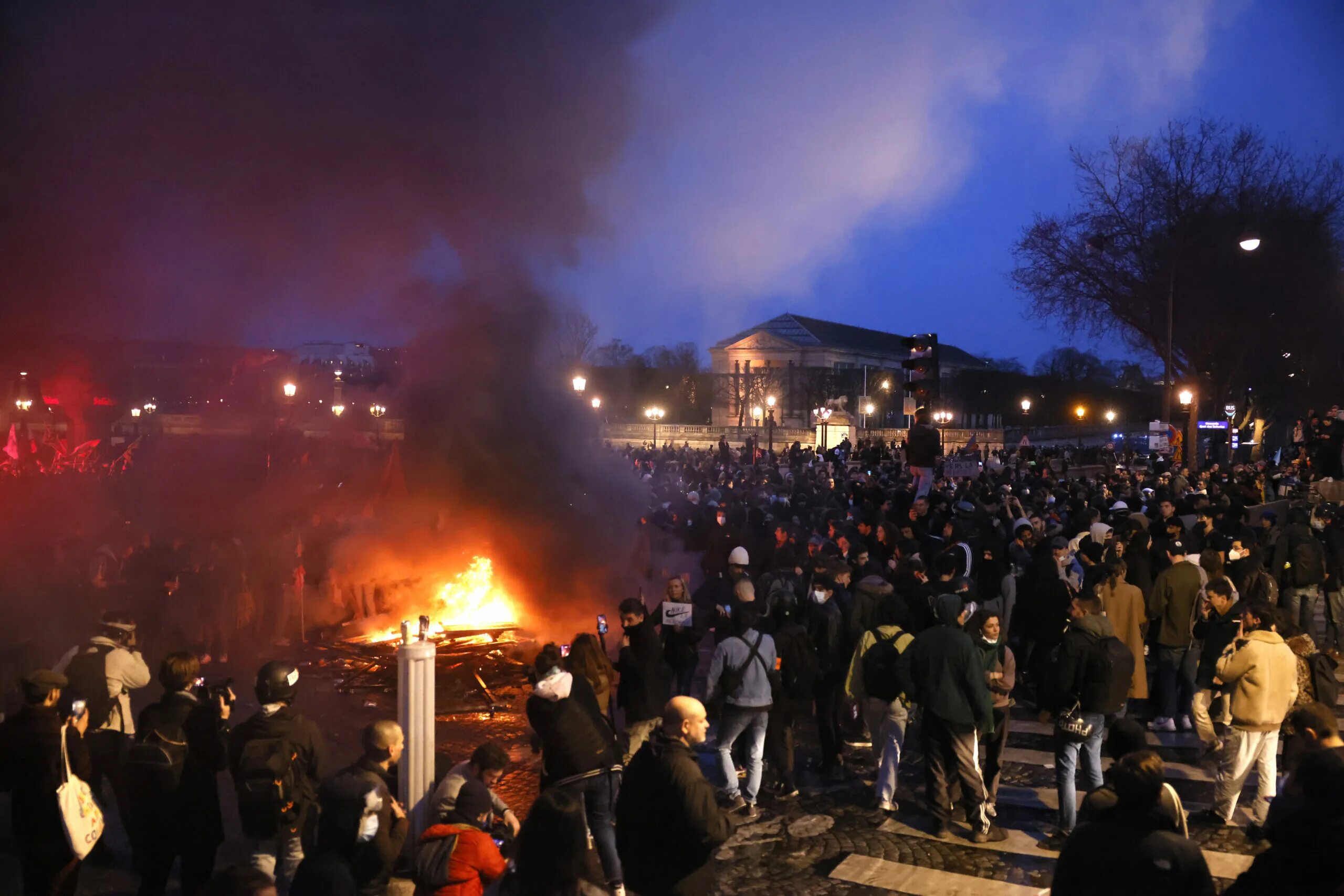 Митинги в париже. Протесты во Франции 2023. Протесты во Франции 2022. Франция забастовки 2024.