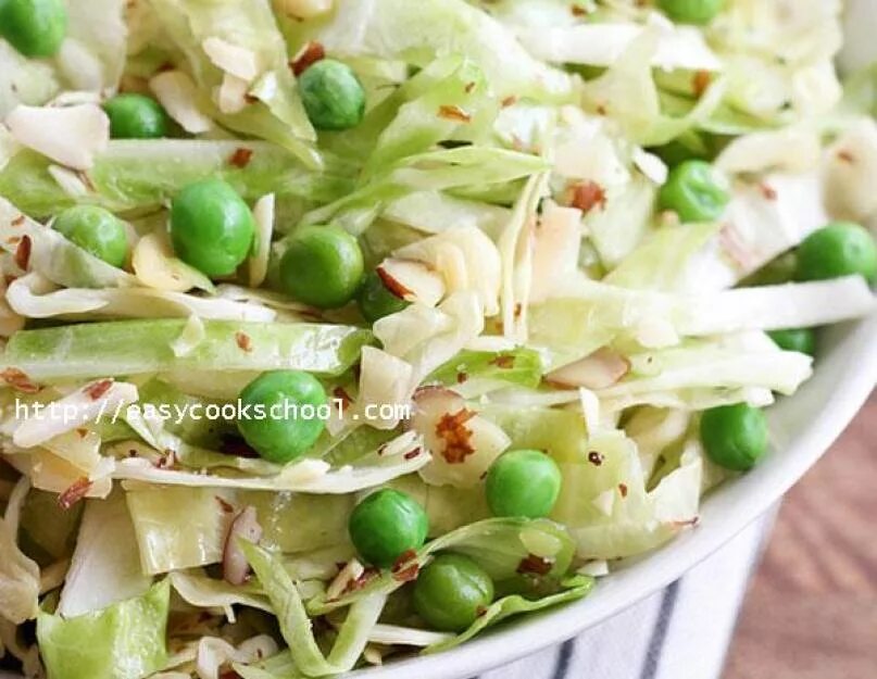 Салат с квашеной капустой и картошкой. Слата горох капуста. Салат капуста огурец горошек. Свежая капуста горошек. Салат из капусты с горошком.