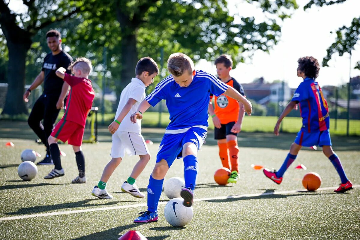 I can playing football. Футбол дети. Футбол скилс. Футбол для детей 10 лет. Американский футболист ребенок.