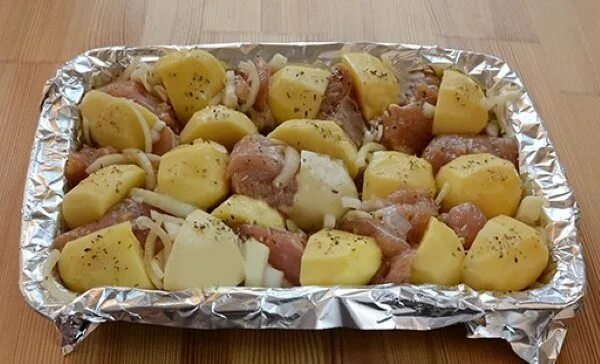 Картофель с курицей в духовке в фольге. Картофель с филе индейки в духовке. индейка с картошкой в духовке. индейка с картофелем в духовке. индейка с картошкой в фольге.