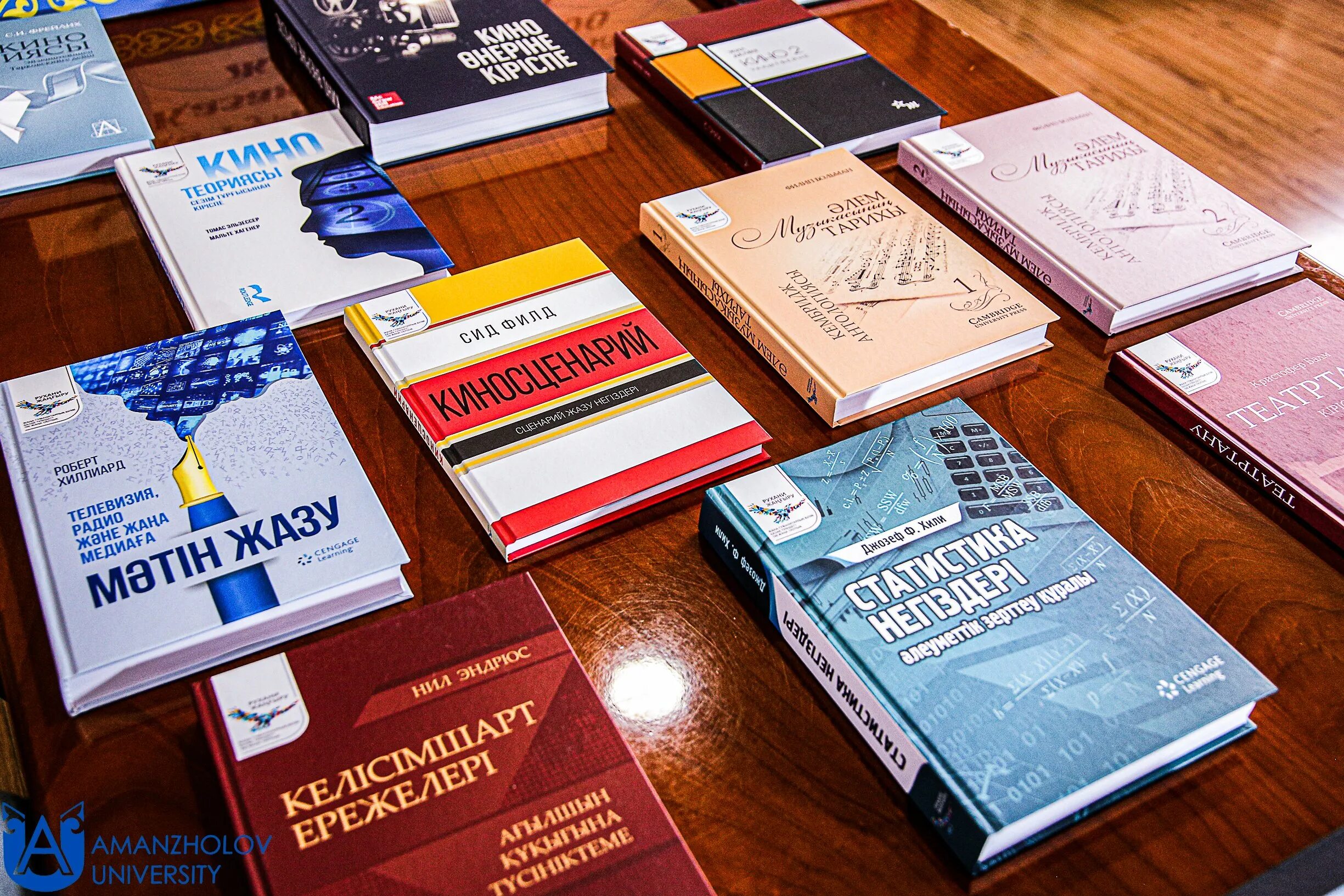 100 новых учебников. Книги на казахском языке. Учебник казахского языка. Много книг на казахском языке. Учебник по казахскому языку в школе.