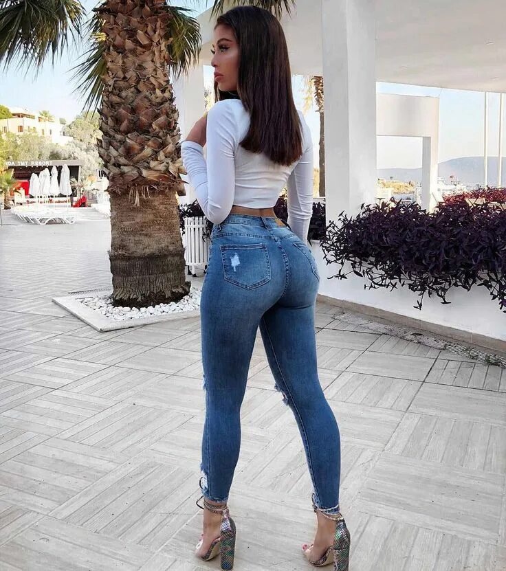 Instagram Curvy women jeans, Fashion inspo, Daily fashion