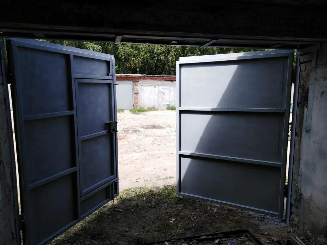 Установка металлических гаражных ворот. Ворота для гаража. железные ворота для гаража. распашные ворота для гаража. створчатые ворота для гаража.