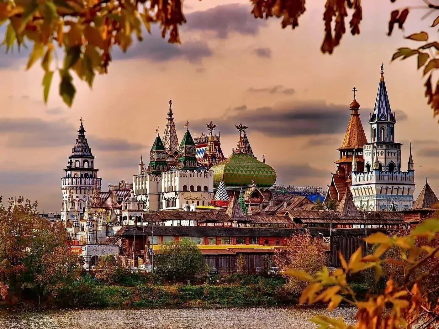 Остров кант в калиненграде. Интересные города летом. Александровский сад москва. Город брайтон великобритания. Интересные города летом.