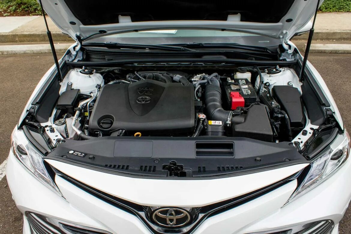 Новая камри двигатель. Toyota Camry 2018 под капотом. Toyota Camry 70 engine. Подкапотное пространство Camry v70. Toyota Camry 2018 мотор.