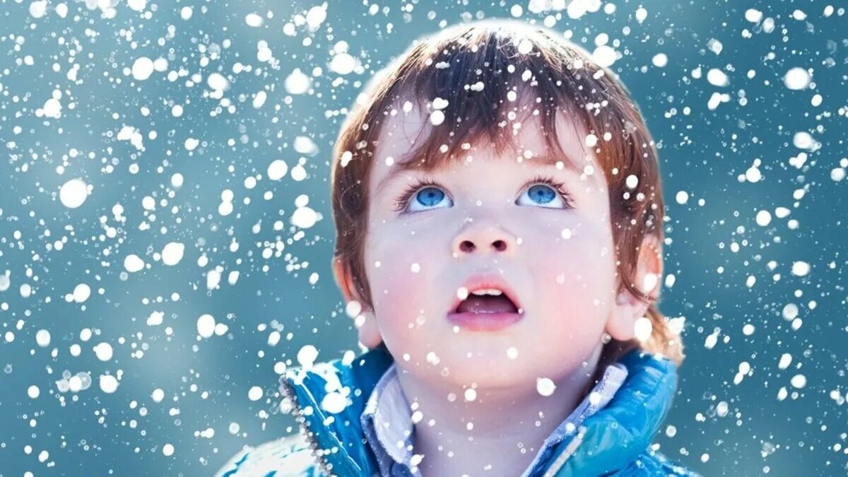 Ловить ртом воздух. Дети в снегу. Ребенок без шапки зимой. Ребенок ловит снежинки. Снегопад для детей.
