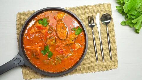Рыба в соусе с тушеными овощами
