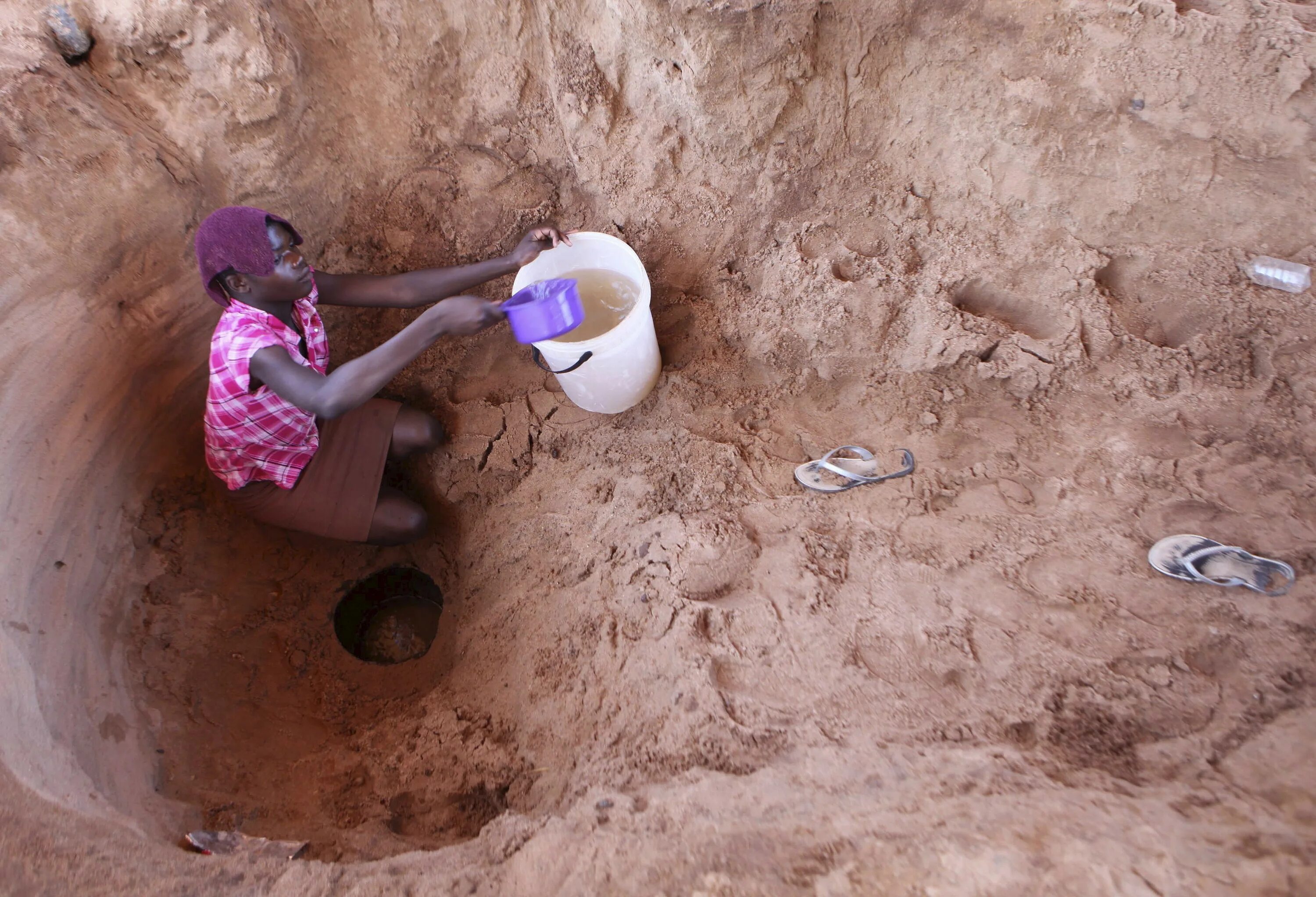 В африке нет воды возьми. Добыча воды в Африке. Водоснабжение в пустыне. Колодец в Африке. Колодец в пустыне.