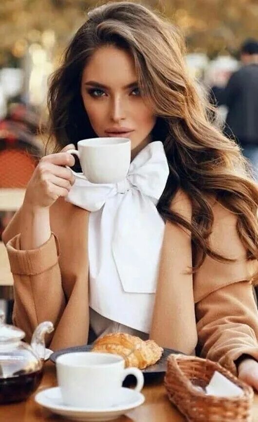 Девушка с кофе. Девушка пьет кофе. Красивая женщина с кофе. Девушка в кафе. Красивый попить