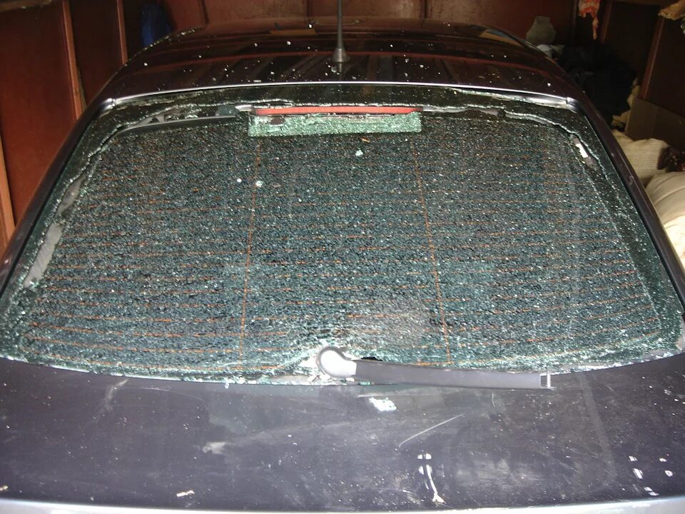 Заднее стекло автомобиля. Разбитое заднее стекло машины. Разбитое заднее стекло. Разбитое стекло автомобиля. Разбить заднее стекло.