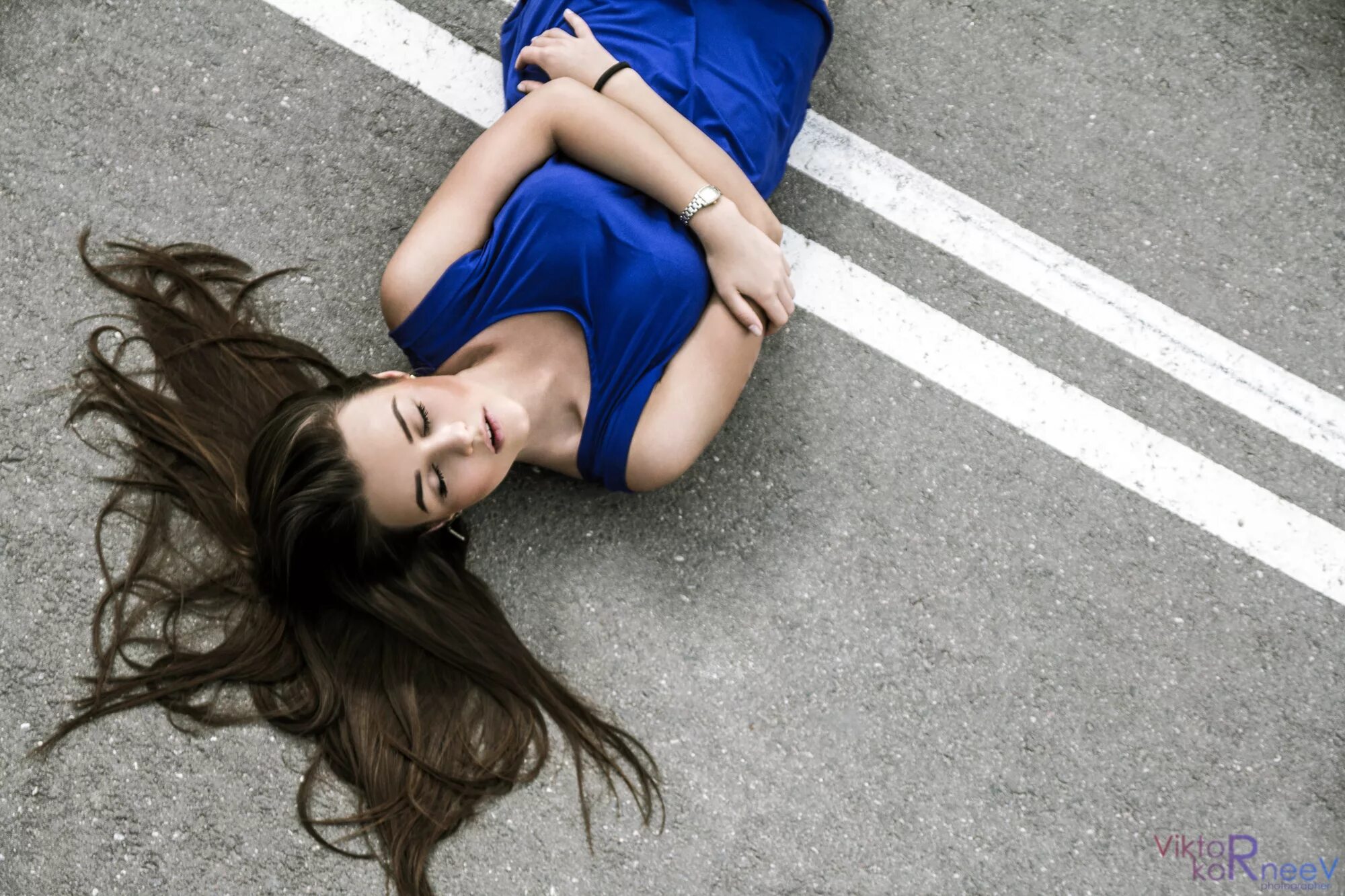 фотосессия на асфальте. девочка сидит на дороге. девушка на асфальте. сидя на асфальте. девушка лежит на дороге.