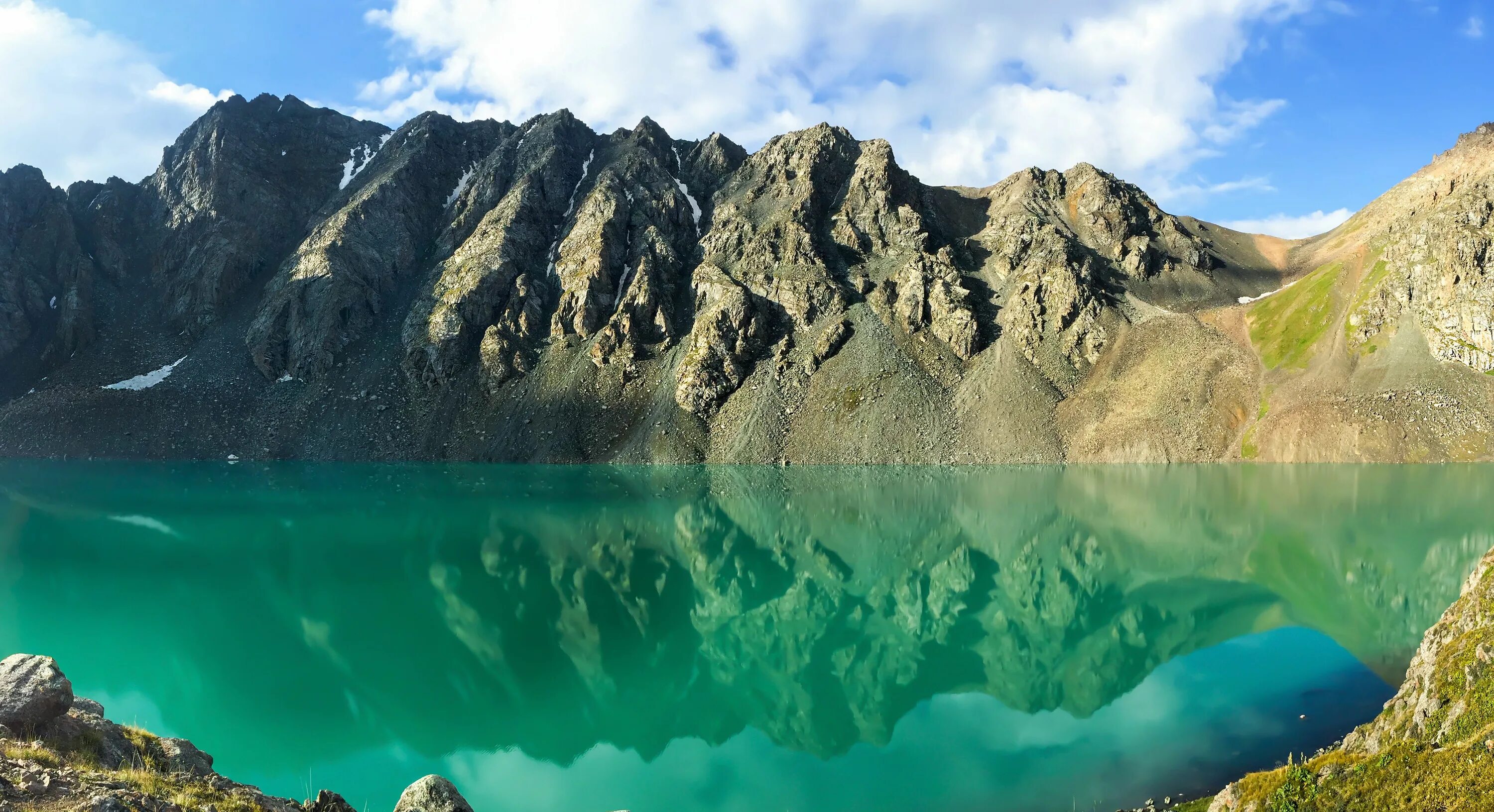 Озеро ала Куль Кыргызстан. Озеро Алаколь Киргизия. Алакуль озеро Киргизия. Изумрудное озеро Алай Киргизия.