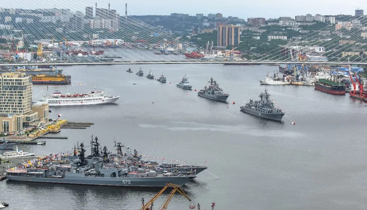 Город военно морской порт. Тихоокеанский флот Владивосток. Парад кораблей Тихоокеанского флота Владивосток. ВМФ ТОФ Владивосток. Порт Владивосток бухта золотой Рог.