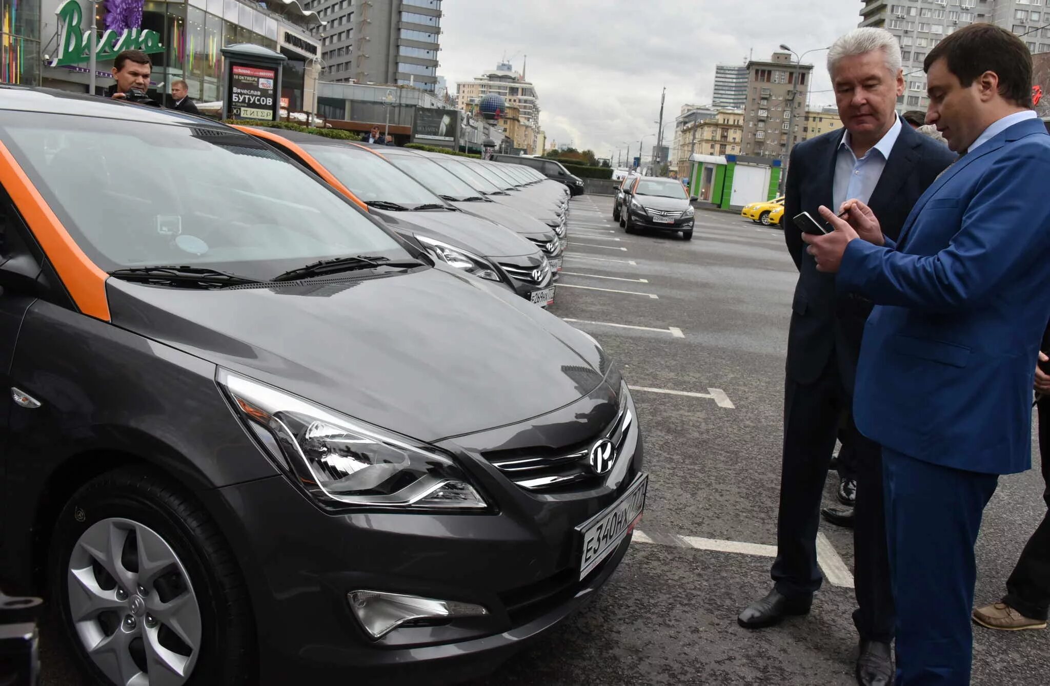 Каршеринг в Москве. Автомобили каршеринга в Москве. Каршеринг МСК. Автомобиль Собянина. Услуги каршеринга