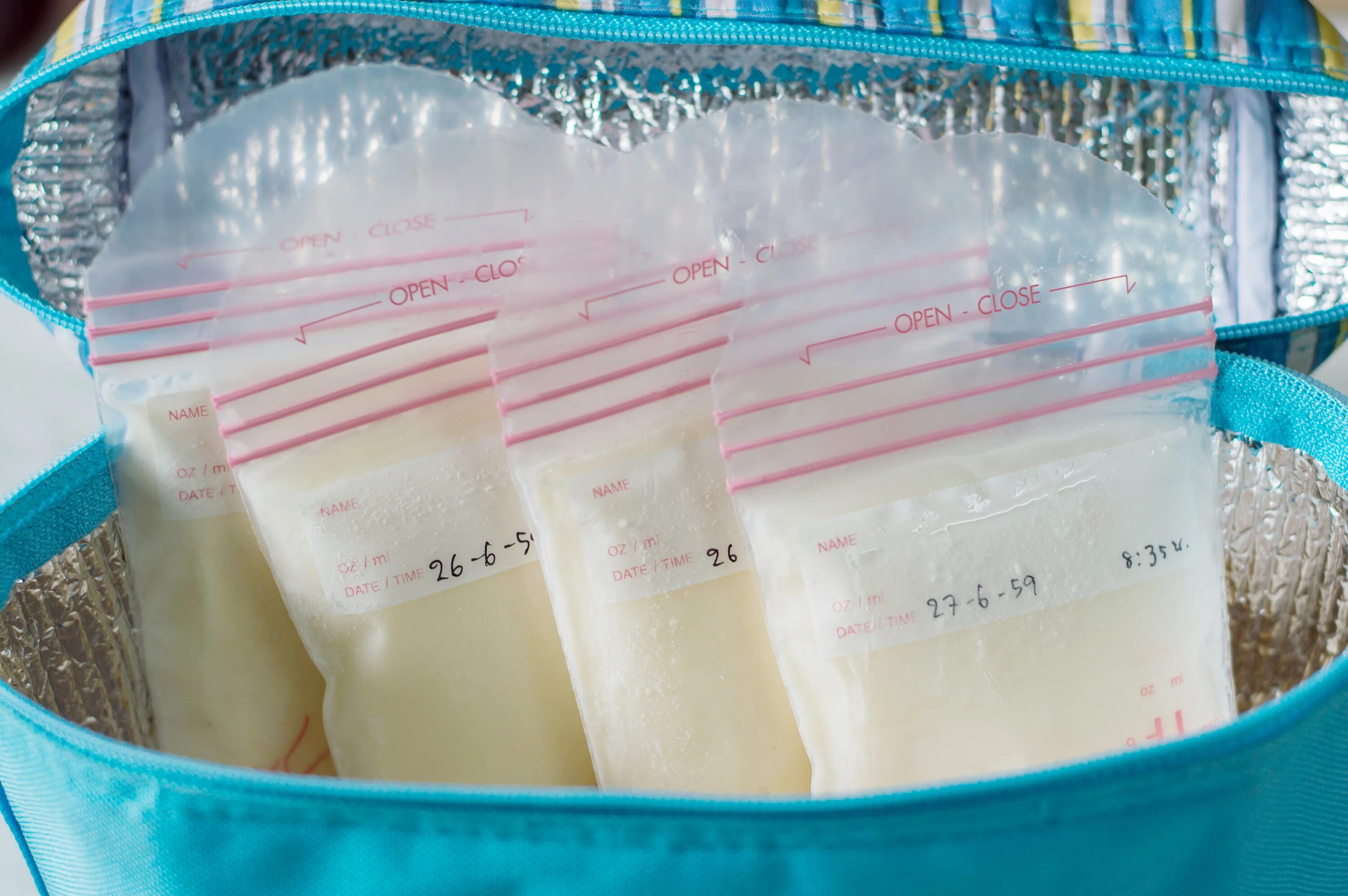 Заморозка сцеженного грудного молока. Замороженное грудное молоко в пакетах. Пакет для заморозки грудного молока в морозилке. В чем замораживать грудное молоко. Как разморозить пакет молока