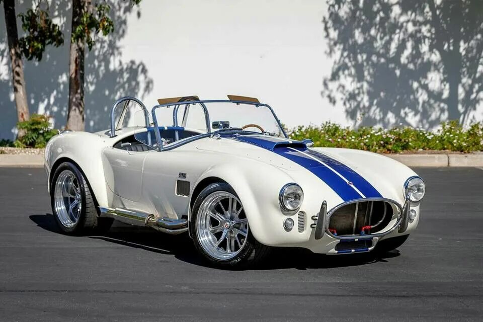 Shelby cobra купить. Shelby Cobra. Shelby Cobra 427 серая. Shelby Cobra v8. Шелби Кобра 2021.