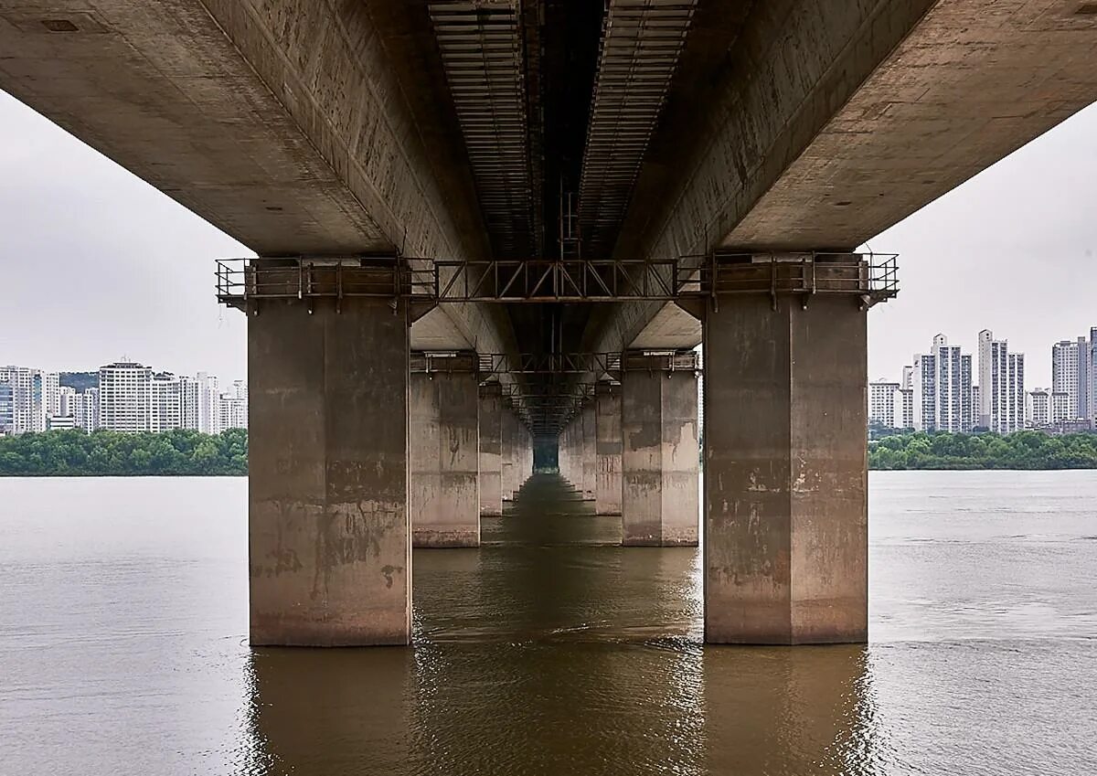 Октябрьский мост красноярск. Вид из под моста. Ходить под мост. Ходить под мост. Парк миллениум казань под мостом ночью.