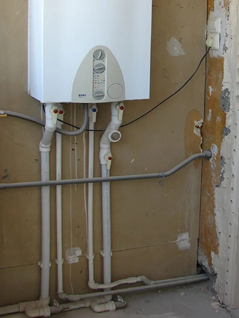 Котел индивидуального отопления. Газовое отопление в квартире. Газовый котел в жилом доме. Газовый котел на лоджии. Система отопления в квартире.