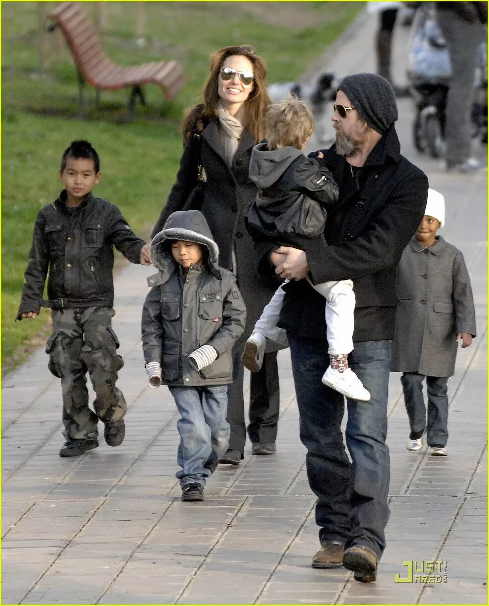 Сколько детей у питта. Брэд Питт и Джоли дети. Анджелина Джоли и Брэд Питт дети. Дети Анджелина Джоли и бр. Брэд Питт и Анжелина Джоли с детьми.