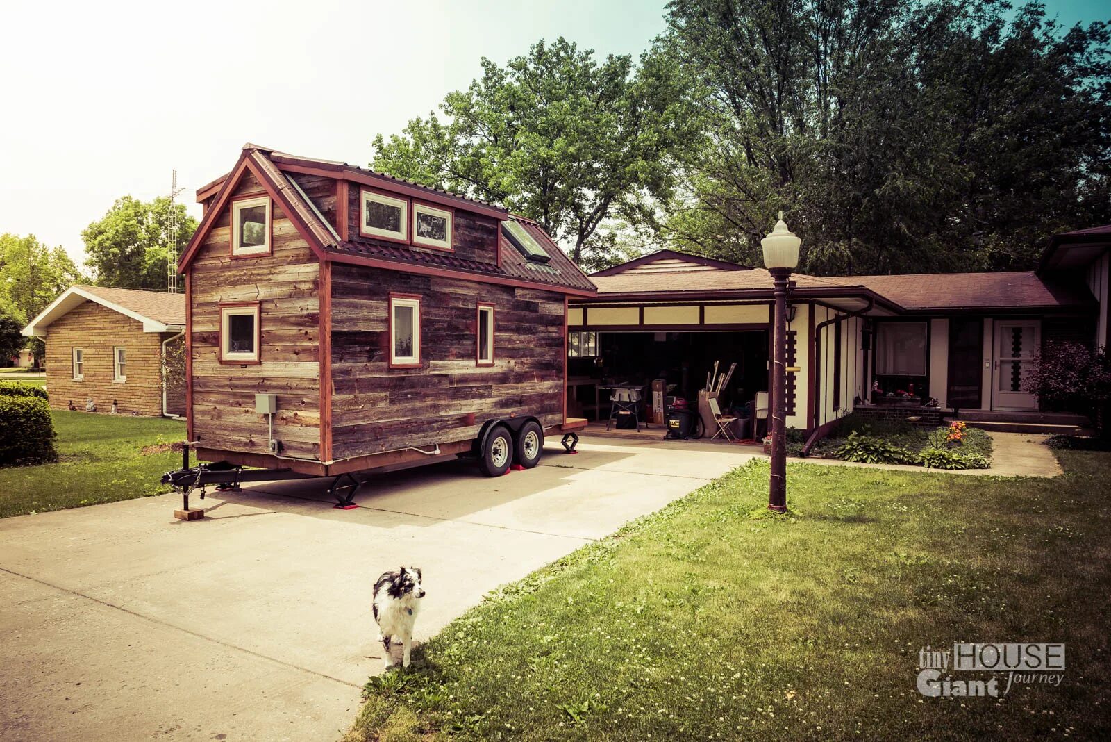 I live in a big house. Тини Хаус США. Small House Австралия. Giant House. Tiny Farm House.