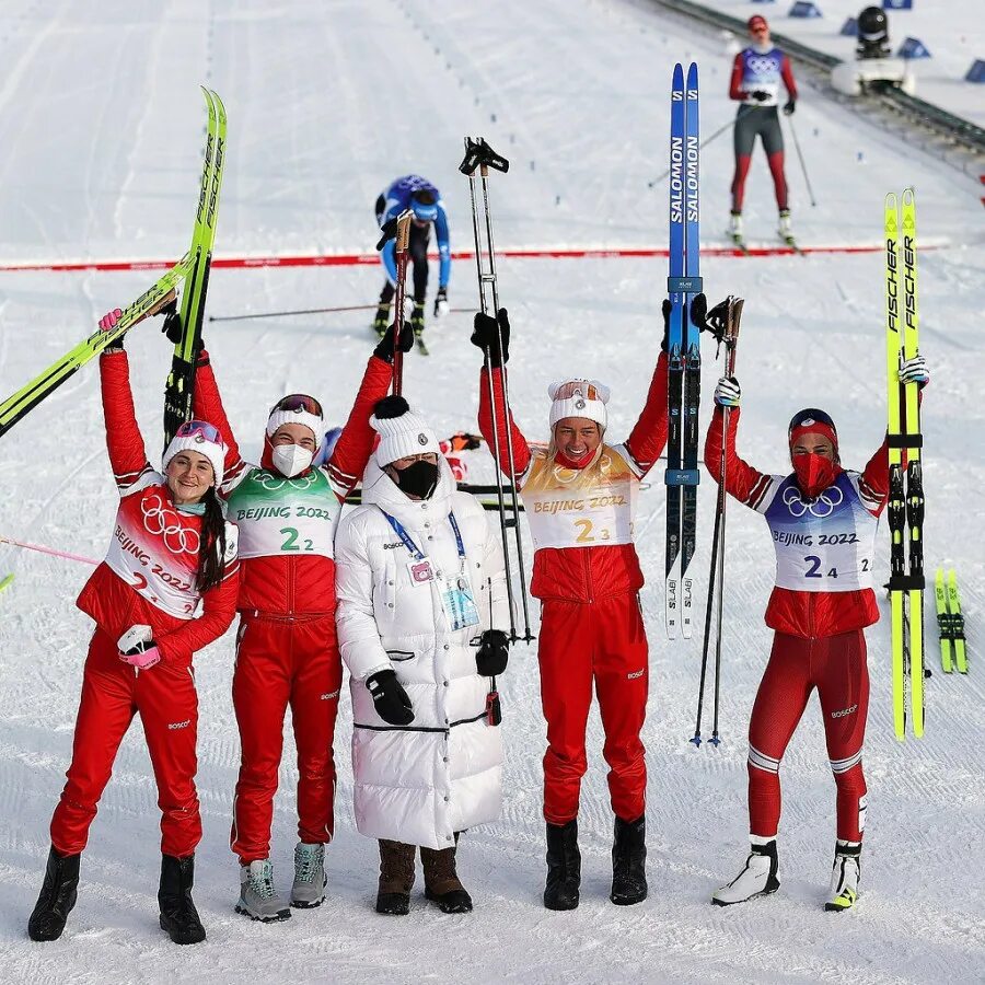 Эстафета лыжи мужчины. Российская Олимпийская лыжница. Женская эстафета лыжные гонки. Российский олимпийский лыжник