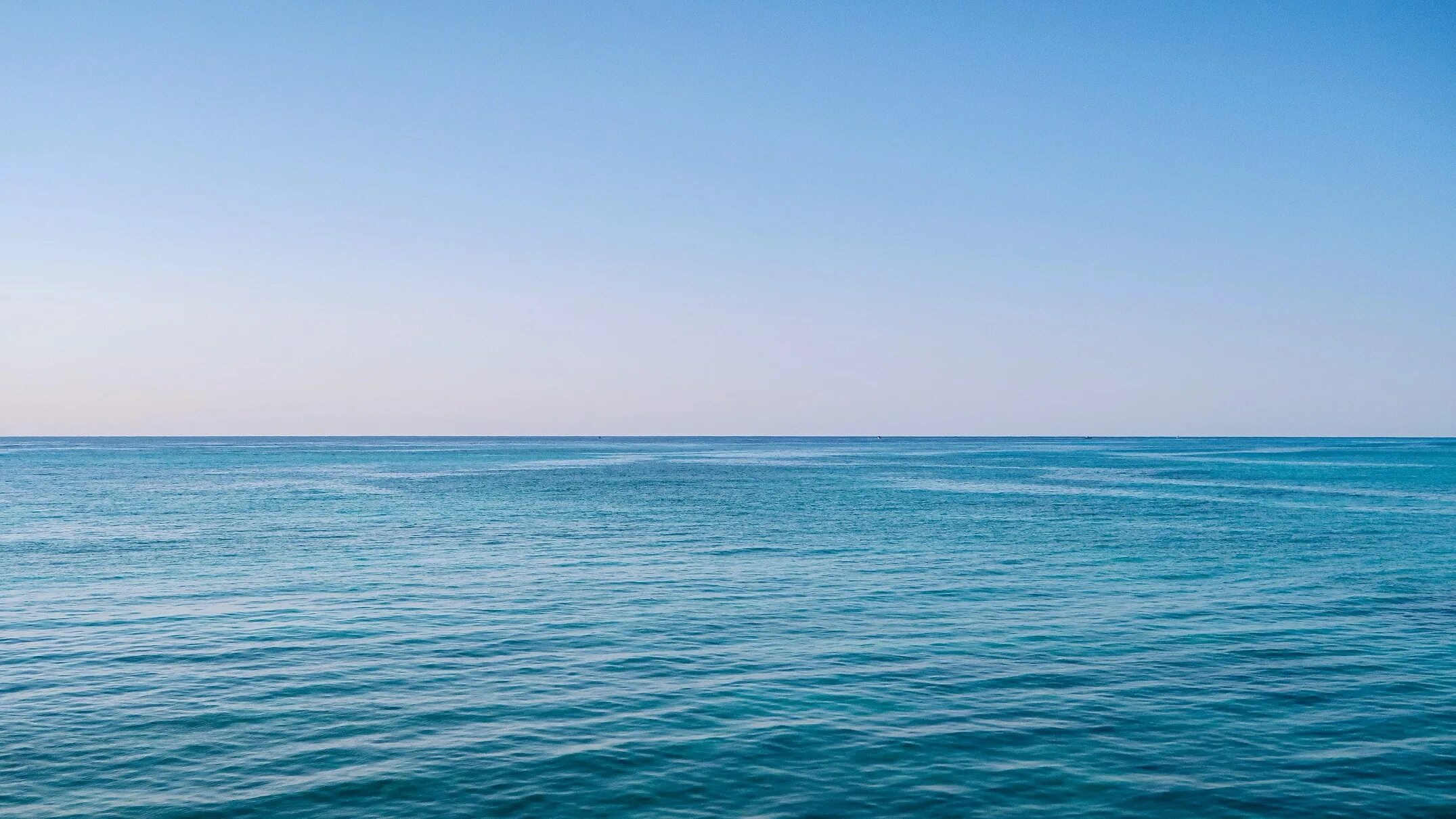 Спокойный это какой. Водная гладь. Спокойное море. Тихая гладь воды. Водная гладь реки.