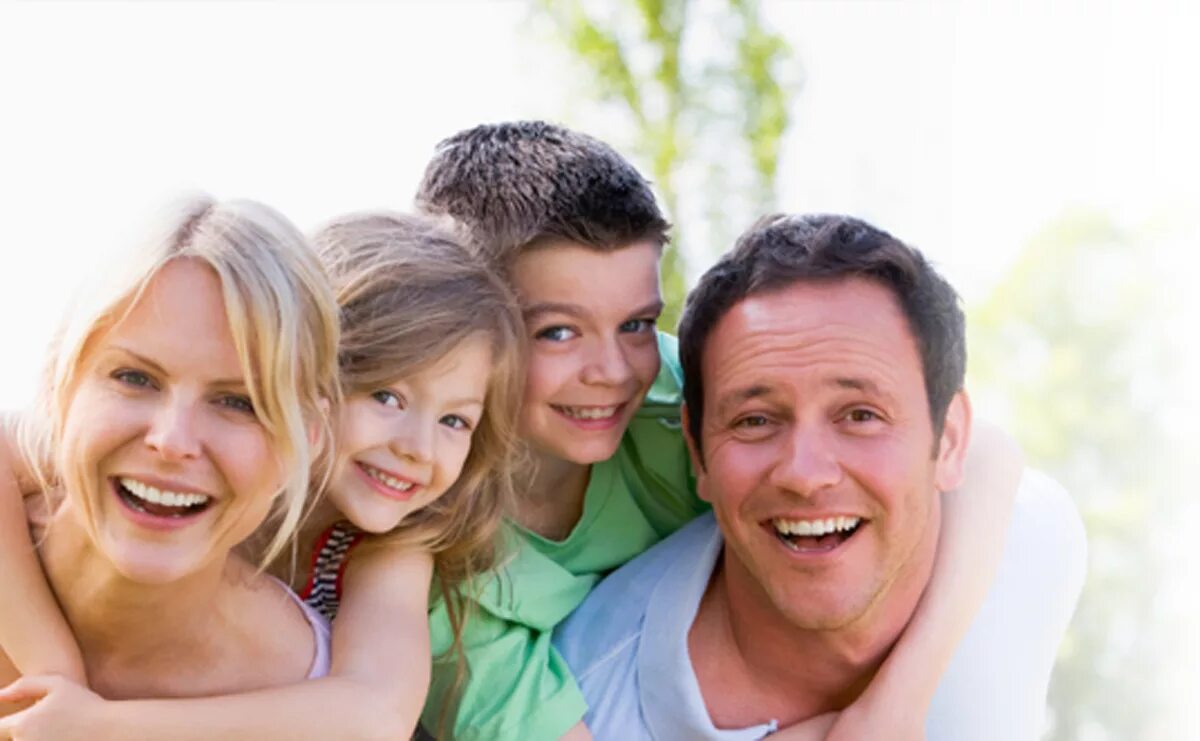 счастливая семья. счастливая семья. счастливый ребенок с родителями. родители и дети. счастливая семья.