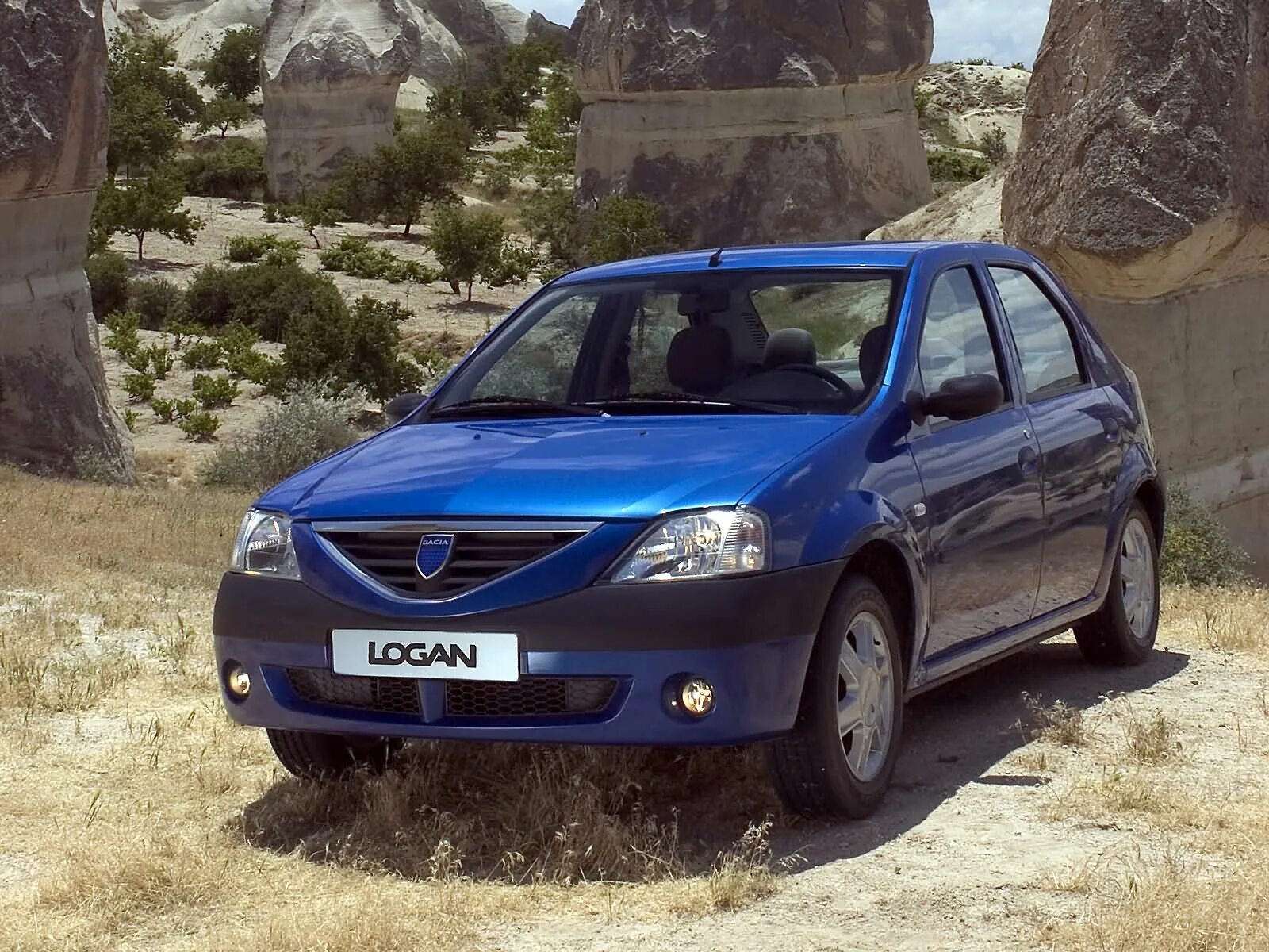 Машина логан фото. Dacia Logan 2004. Renault Logan Dacia 2005. Dacia Logan 1. Рено Логан 1.4.