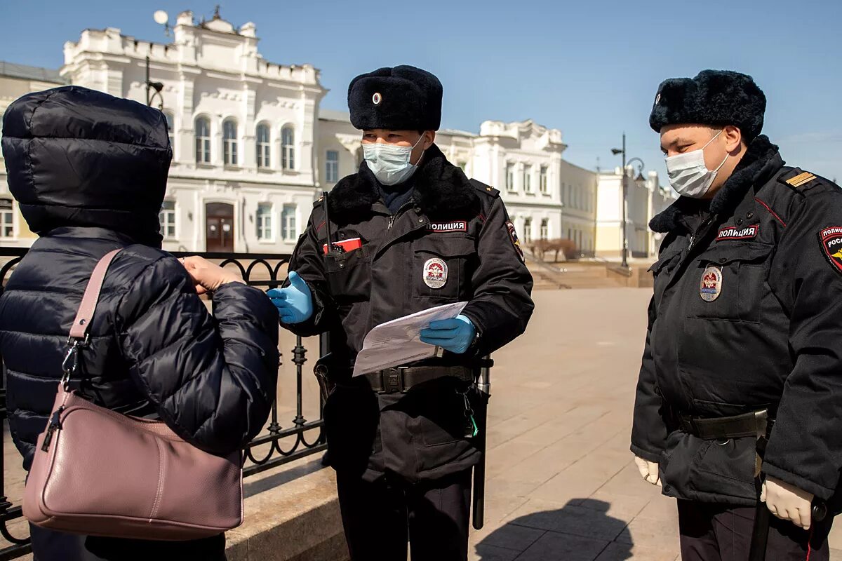 Опасность ковида. Полицейский. Карантин полиция на улице. Полицейский на улице. Полиция в масках.