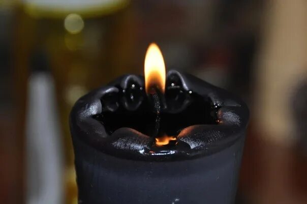 Свеча черная. Горящая свеча на черном. Черные свечи магия. Зажженные черные свечи. Свечи стали черные