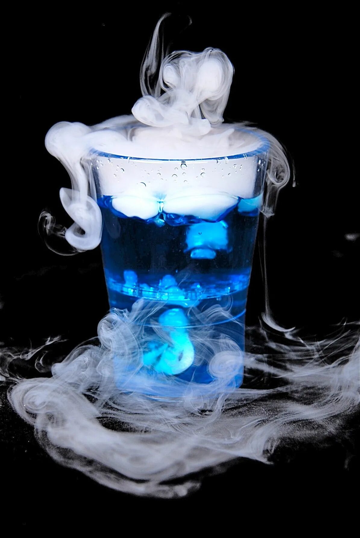 Сухой лед. Коктейль с дымом. Коктейли с сухим льдом. Дым в стакане.