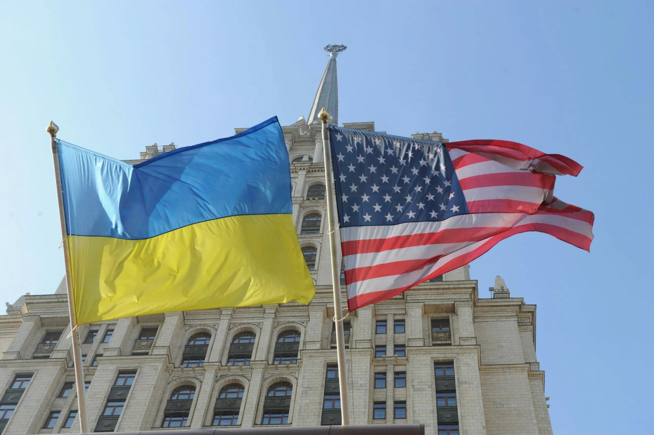 США РФ Украина флаг. Украинские флаг на здании МИД РФ. США Украина. Американский флаг в Украине. Выделит ли сша помощь украине последние новости