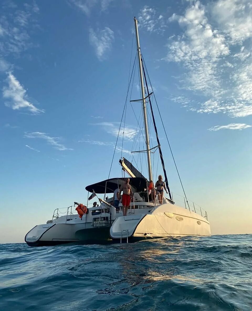 яхта алексум сочи. яхты олигархов в сочи. монте карло яхты. парусном катамаране lavezzi 40 апрель в сочи:. аренда яхты в сочи.