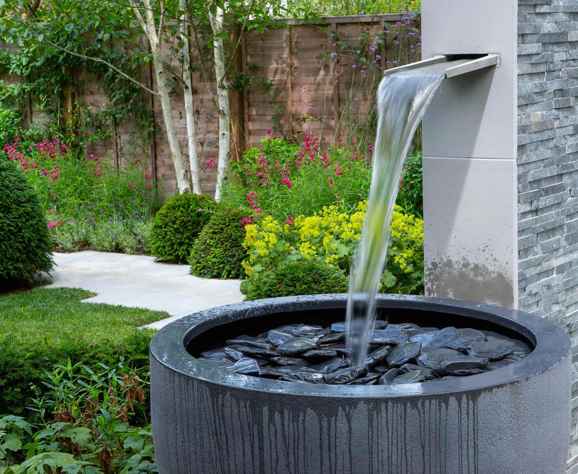 Water fountain перевод на русский. Фонтанчик в саду. Фонтан на участке. Дизайнерские фонтаны для сада. Питьевой фонтанчик в саду.