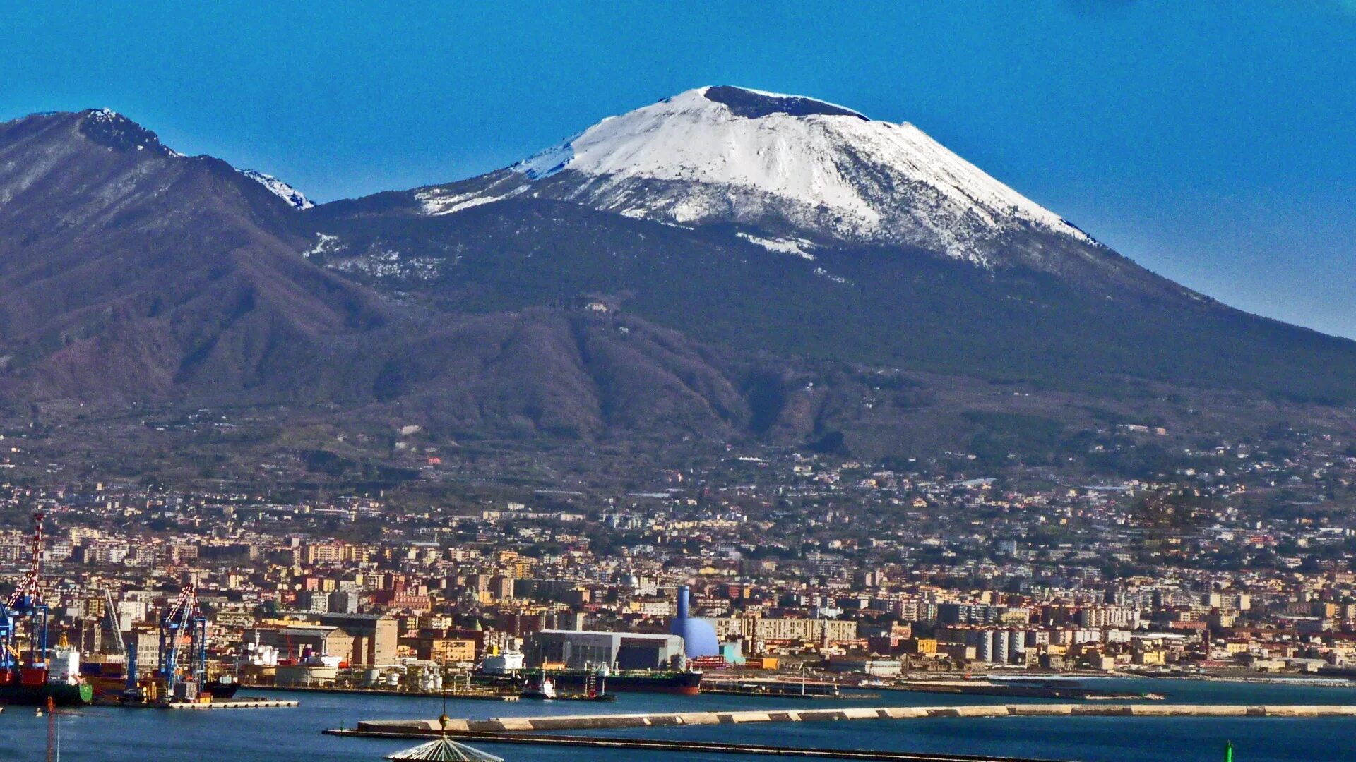 Mt vesuvius. Везувий Неаполь Италия. Неаполь вулкан Везувий. Гора Везувий Италия. Неаполь извержение Везувия.