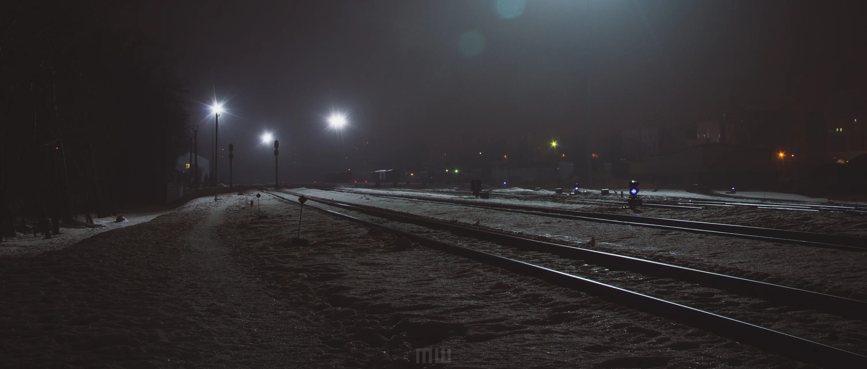 Наш полупустой поезд остановился. Поезд ночью зимой. Рельсы зимой ночью. Железная дорога ночью. Железная дорога зимой ночью.