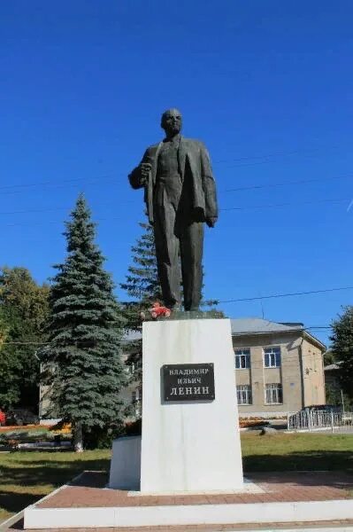 Тарусские страницы. Таруса площадь Ленина. Город Таруса памятники. Памятник Ленину в Домодедово. Памятник Ленину в Нефтеюганске.