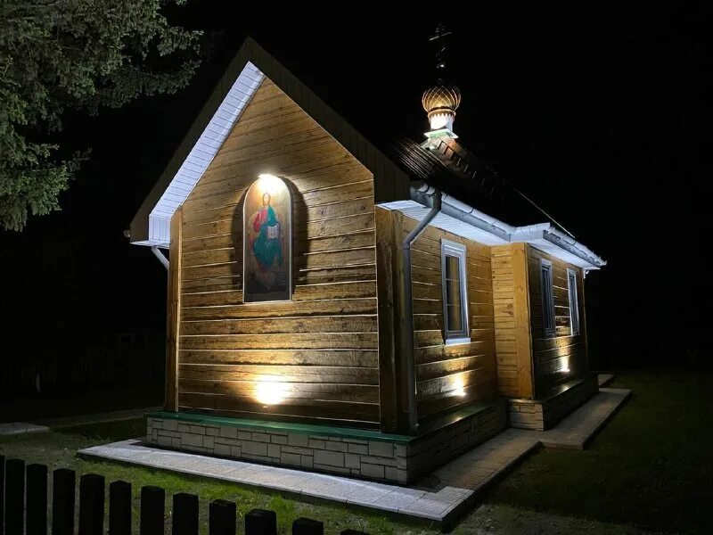 часовенка на дачном участке. часовня на участке. маленькая часовня на участке. маленькие часовни. часовня рясницыно.