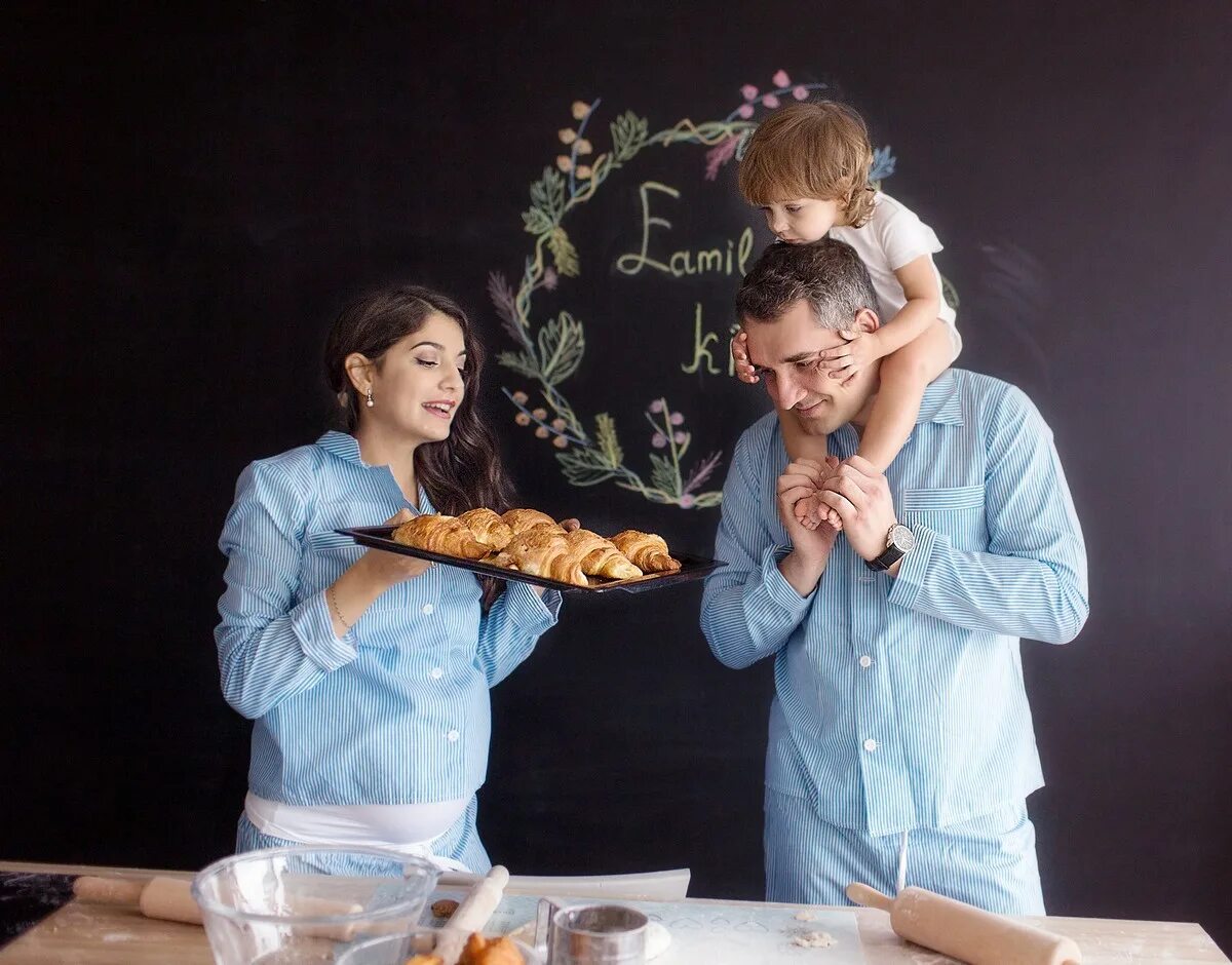 семья с хлебом. хлеб семья. хлеб семейный. хлеб семизерновой ароматный. семья с хлебом.