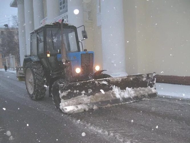 Игра трактора чистят снег. Трактор МТЗ 82 убирает снег. Трактор МТЗ 82 уборка снега. Трактор МТЗ-80 уборркаснега. МТЗ-82 зимой уборка снега.