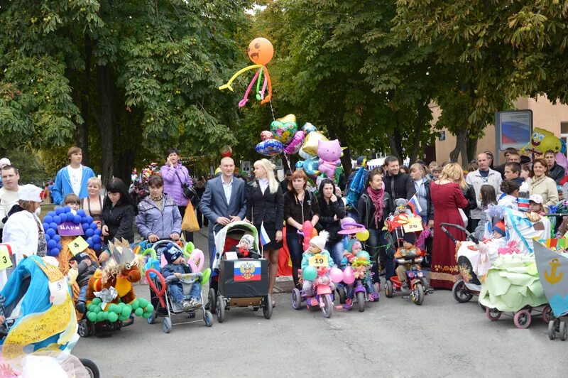 Прогноз погоды семикаракорск на 14. Сквер Солнечный Семикаракорск фото. Погода в Семикаракорске. Город Семикаракорск улица Ленина администрация. Рп5 Семикаракорск.