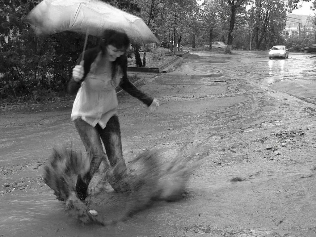 Девушка бежит под дождем. Прыгать по лужам. Девочка под дождем по лужам. Женщина бежит по лужам. Легко не будет будет интересно