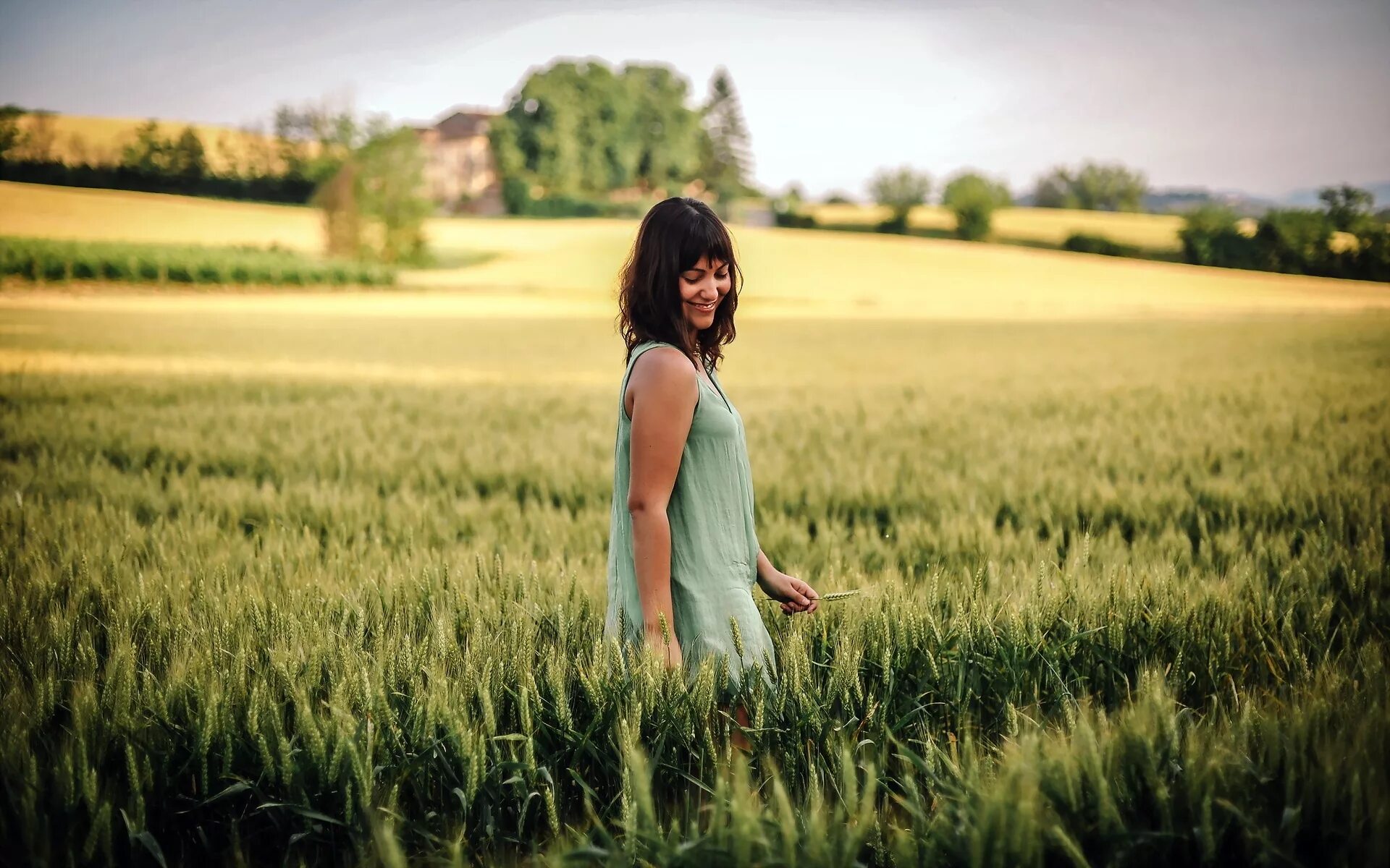Девушка в поле. Девушка в поле. Девушка поле обои. Девушка поле обои. Красивые девушки в сарафанах.