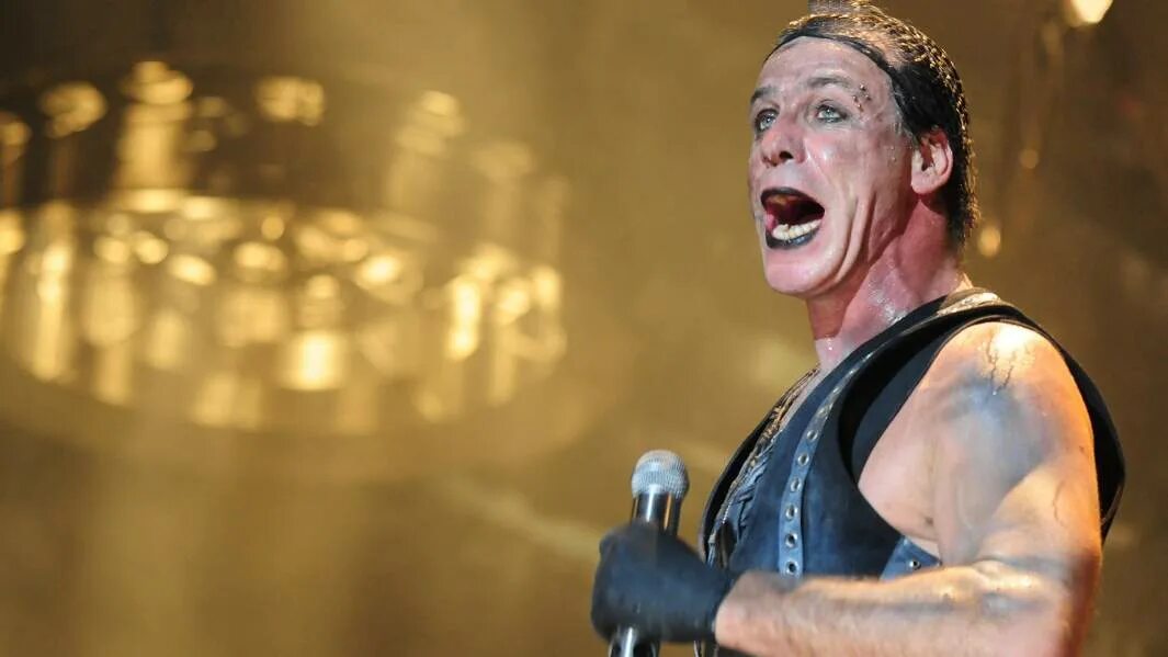 Как звали вокалиста. Тилль Линдеманн. Солист группы Rammstein. Rammstein Тилль Линдеманн. Тиль солист рамштайн.