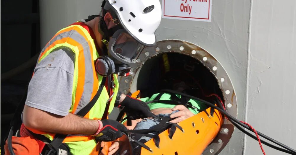 Entering space. Enclosed Space. Confined Space Rescue. Confined Space entry course. Confined Space hole.