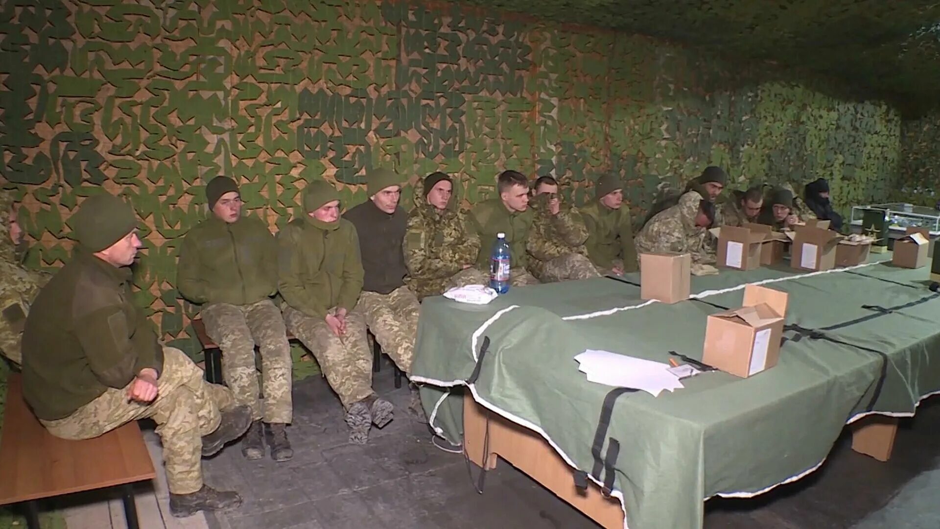 Под военно число. Пленение военнослужащих. поенные российские военные. украинские военные сдаются в плен.