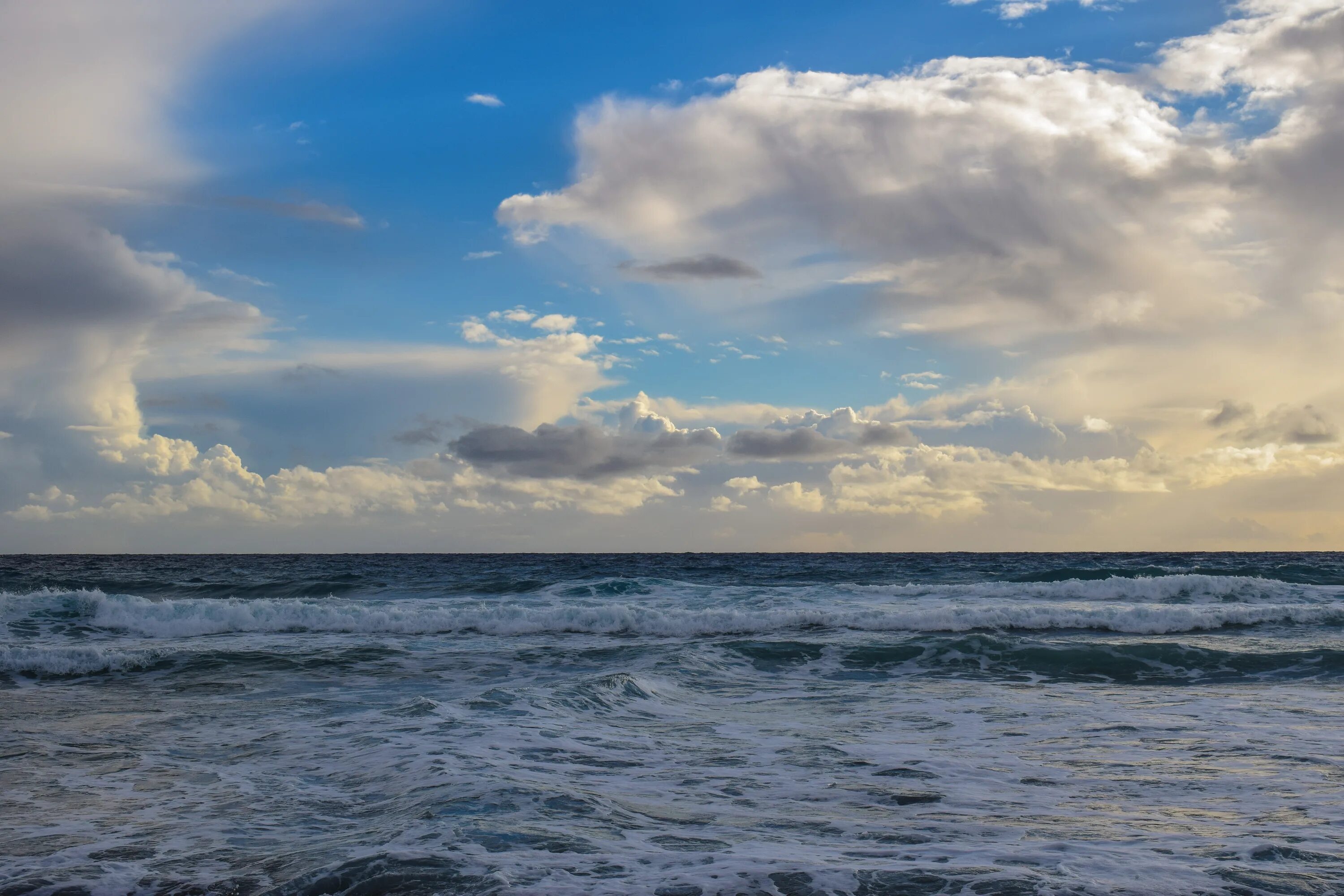 Море и небо. Море облачно. Море тучи. Ирландское море и облака.