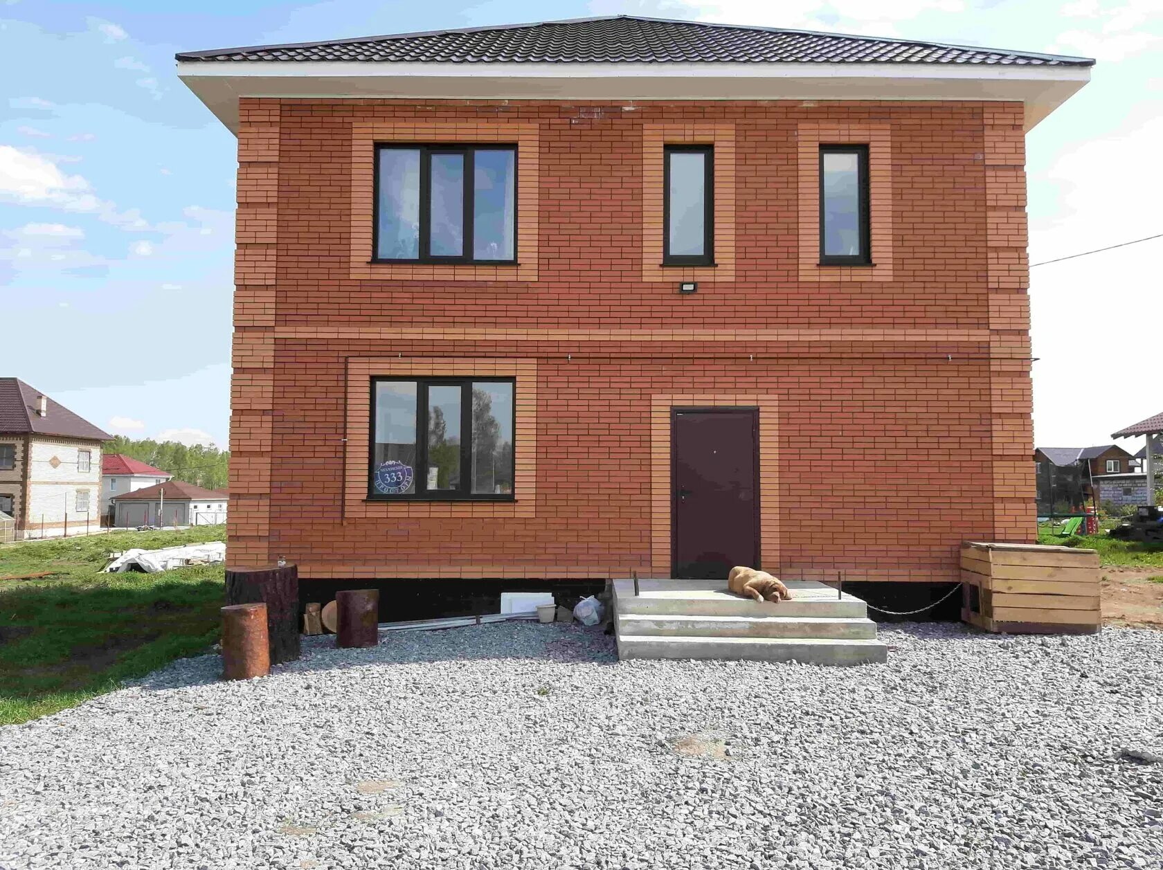 Проекты кирпичных домов. Кирпичный дом стройка. Постройка кирпичных домов. Кирпичный дом. Дом из кирпича.