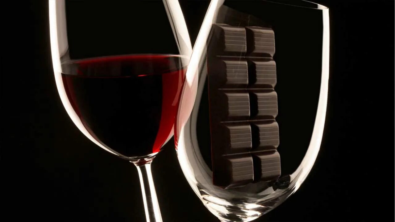 Шоколадка вино. Бокал вина и шоколад. Шоколадка с вином. Шоколад в бокале. Шоколадный бокал.